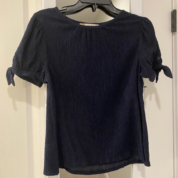 LOFT Navy “crinkle” tie sleeve top - Picture 1 of 4
